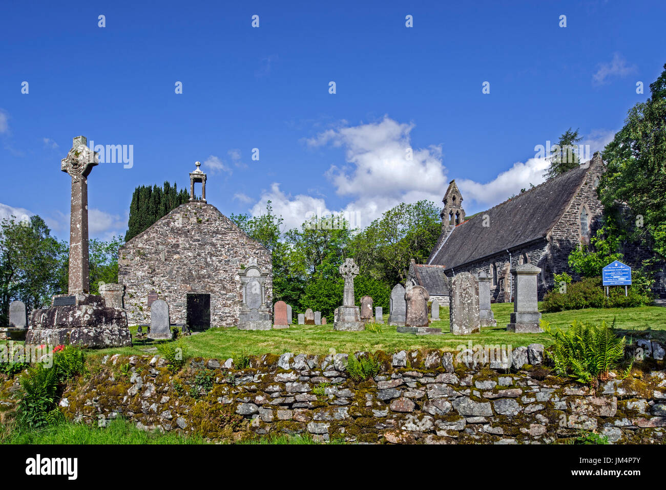 Balquhidder la vecchia e la nuova chiesa parrocchiale e kirkyard, ultimo luogo di riposo di Rob Roy MacGregor, Stirling, Scozia, Regno Unito Foto Stock