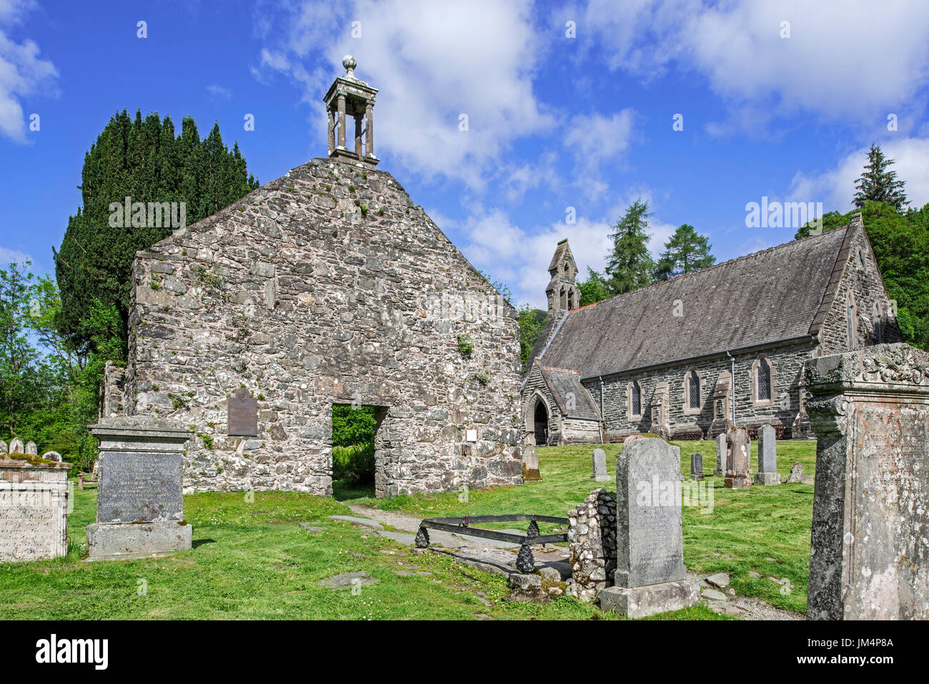Balquhidder la vecchia e la nuova chiesa parrocchiale e kirkyard, ultimo luogo di riposo di Rob Roy MacGregor, Stirling, Scozia, Regno Unito Foto Stock