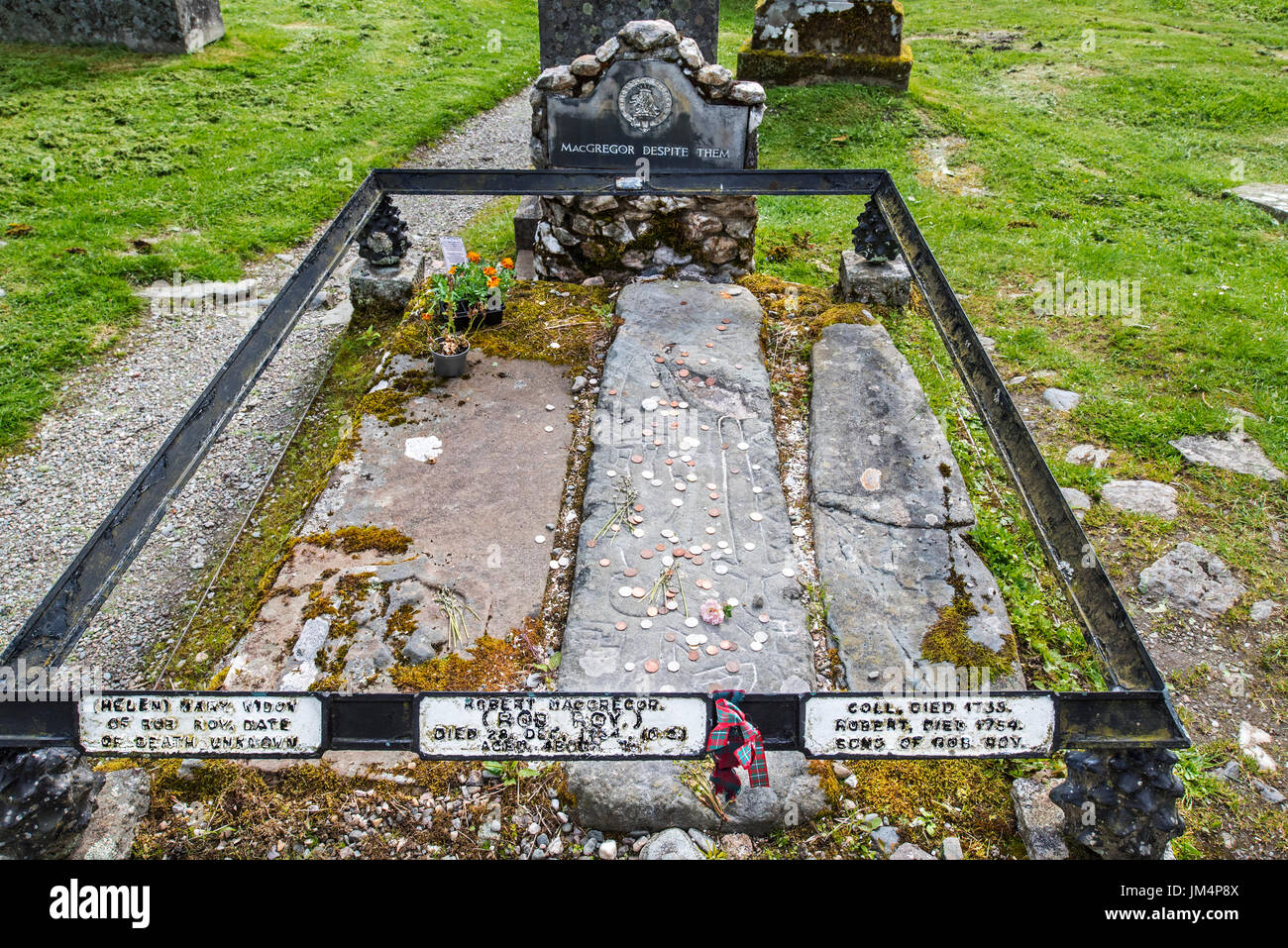 Monete sulle tombe di Rob Roy MacGregor, sua moglie Maria e i suoi due figli Coll e Robin a Balquhidder kirkyard, Stirling, Scozia, Regno Unito Foto Stock