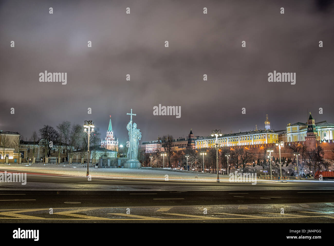 Un monumento di Vladimir. Cremlino di Mosca nella notte d'inverno. La Russia Foto Stock
