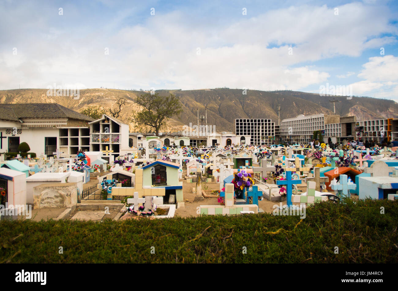 QUITO, ECUADOR - 23 Maggio 2017: vista del cimitero di San Antonio de Pichincha, che mostrano tipiche tombe cattolica con grandi pietre tombali, sullo sfondo di montagna Foto Stock QUITO, ECUADOR - 23 Maggio 2017: vista del cimitero di San Antonio de Pichincha, che mostrano tipiche tombe cattolica con grandi pietre tombali, sullo sfondo di montagna Foto Stock