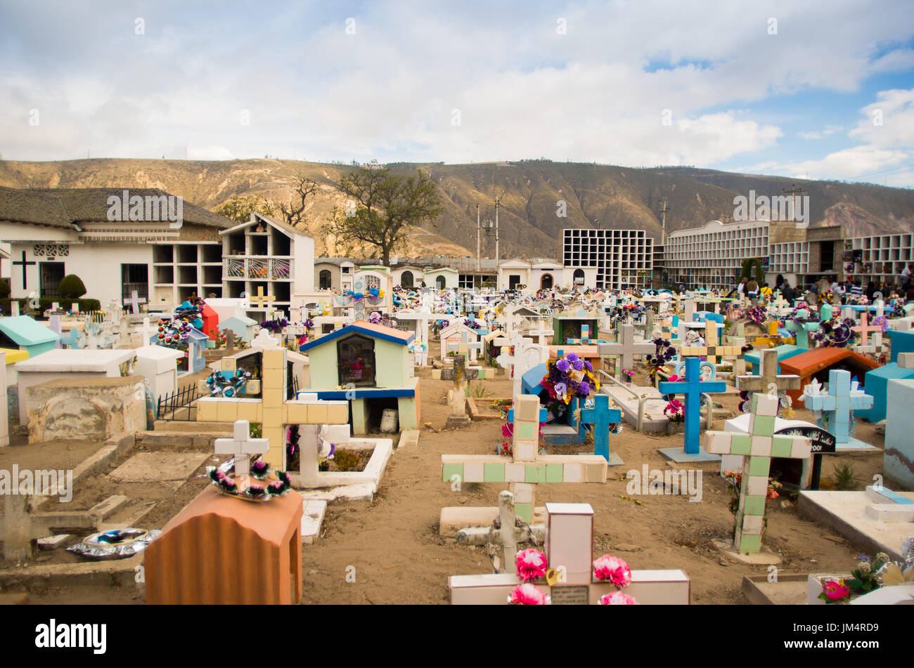 QUITO, ECUADOR - 23 Maggio 2017: vista del cimitero di San Antonio de Pichincha, che mostrano tipiche tombe cattolica con grandi pietre tombali, sullo sfondo di montagna Foto Stock QUITO, ECUADOR - 23 Maggio 2017: vista del cimitero di San Antonio de Pichincha, che mostrano tipiche tombe cattolica con grandi pietre tombali, sullo sfondo di montagna Foto Stock