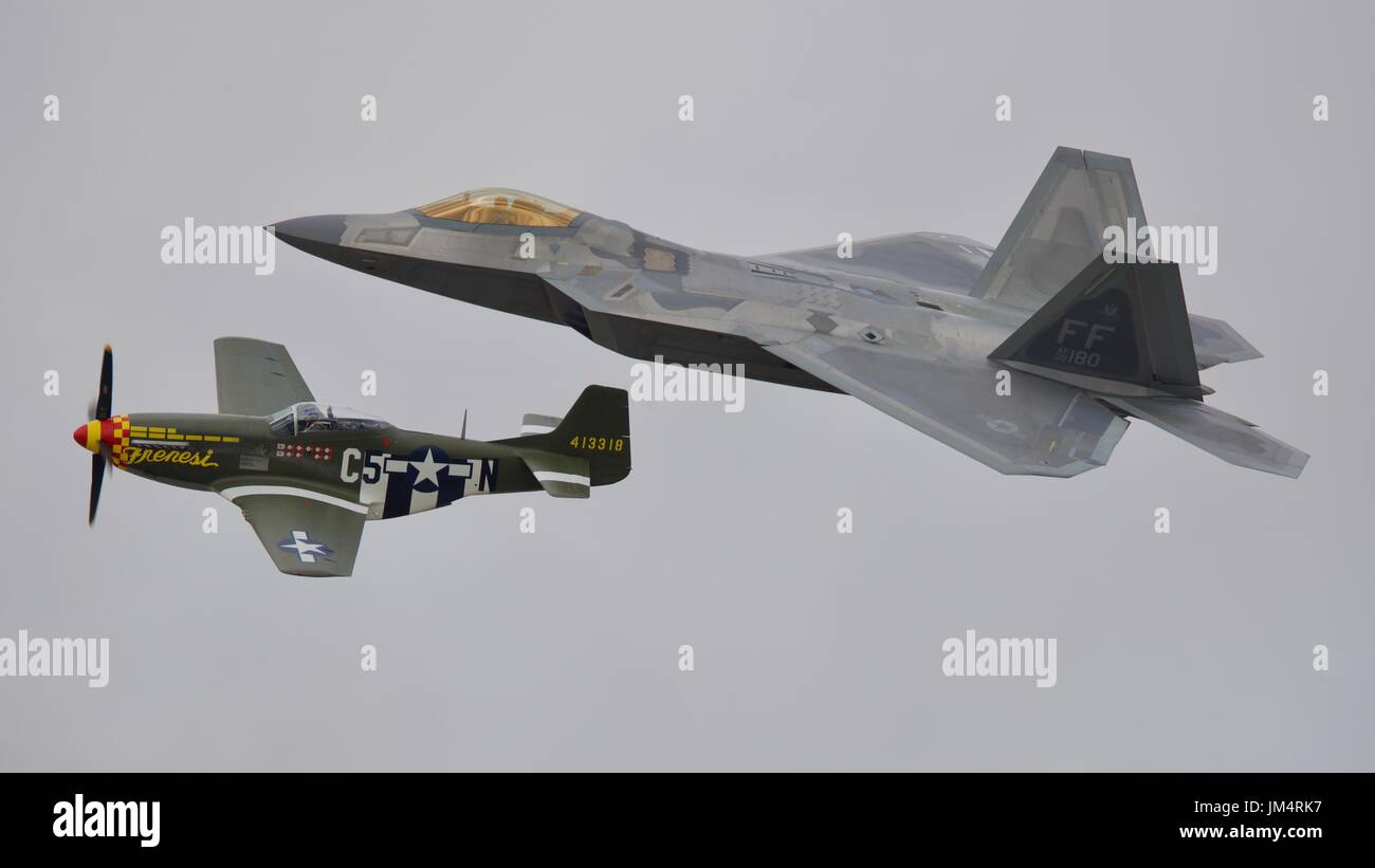 F22 Raptor e P Mustang eseguire US Air Force Heritage volo al Royal International Air Tattoo 2017 Foto Stock