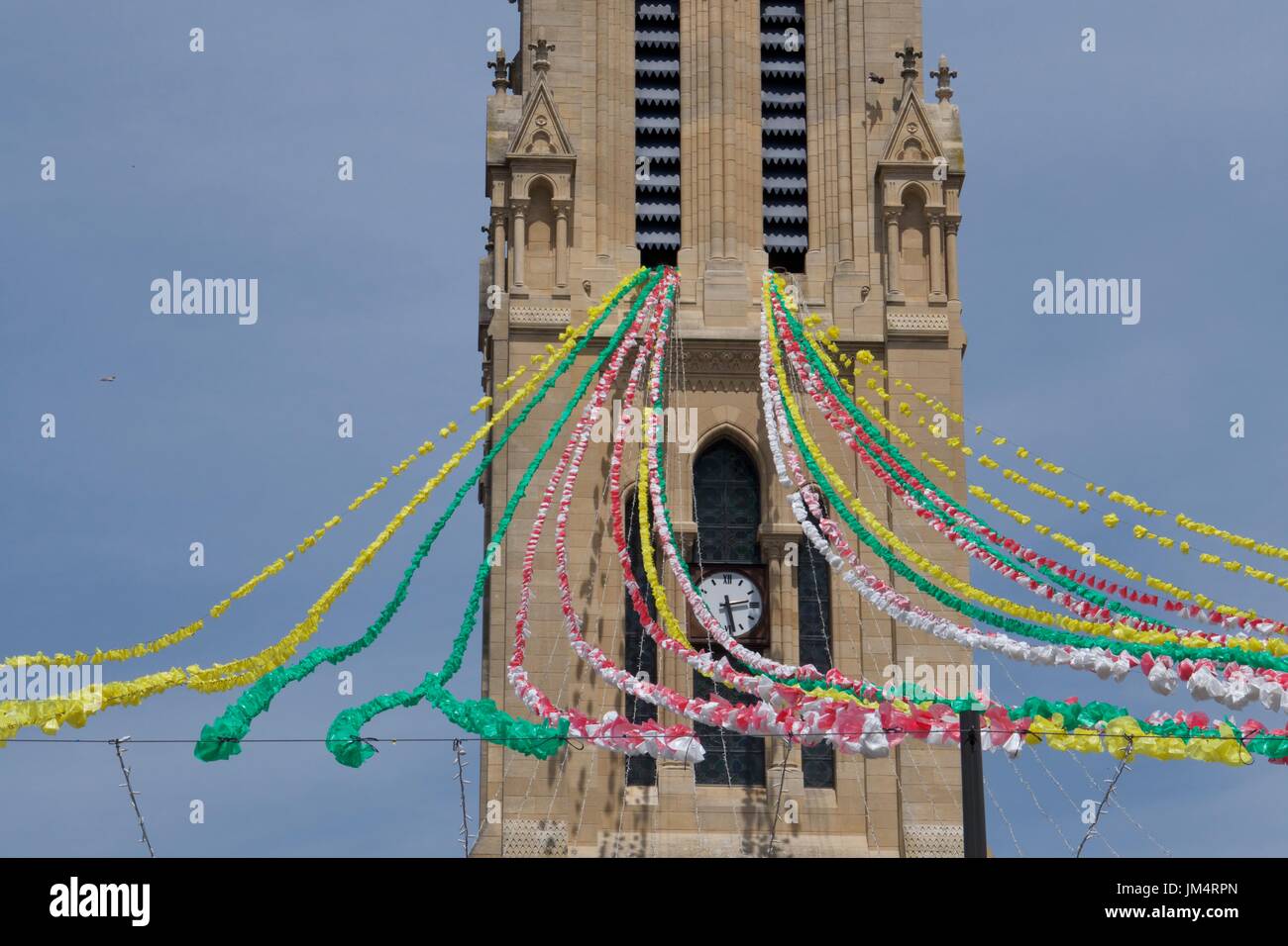 Decorazioni colorate provenienti dalla chiesa di clock tower, Bergerac, Dordogne, Francia Foto Stock