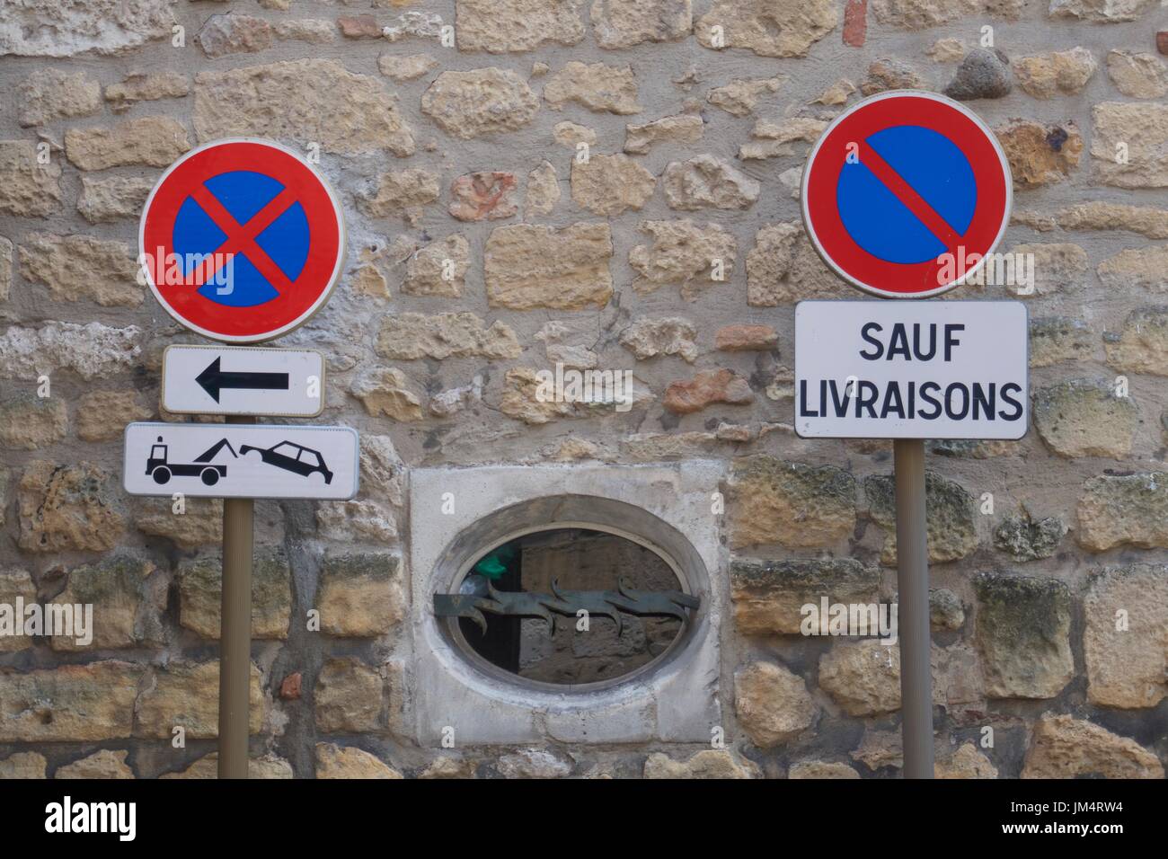 Parcheggio non segni da parete in muratura, Bergerac, Dordogne, Francia Foto Stock