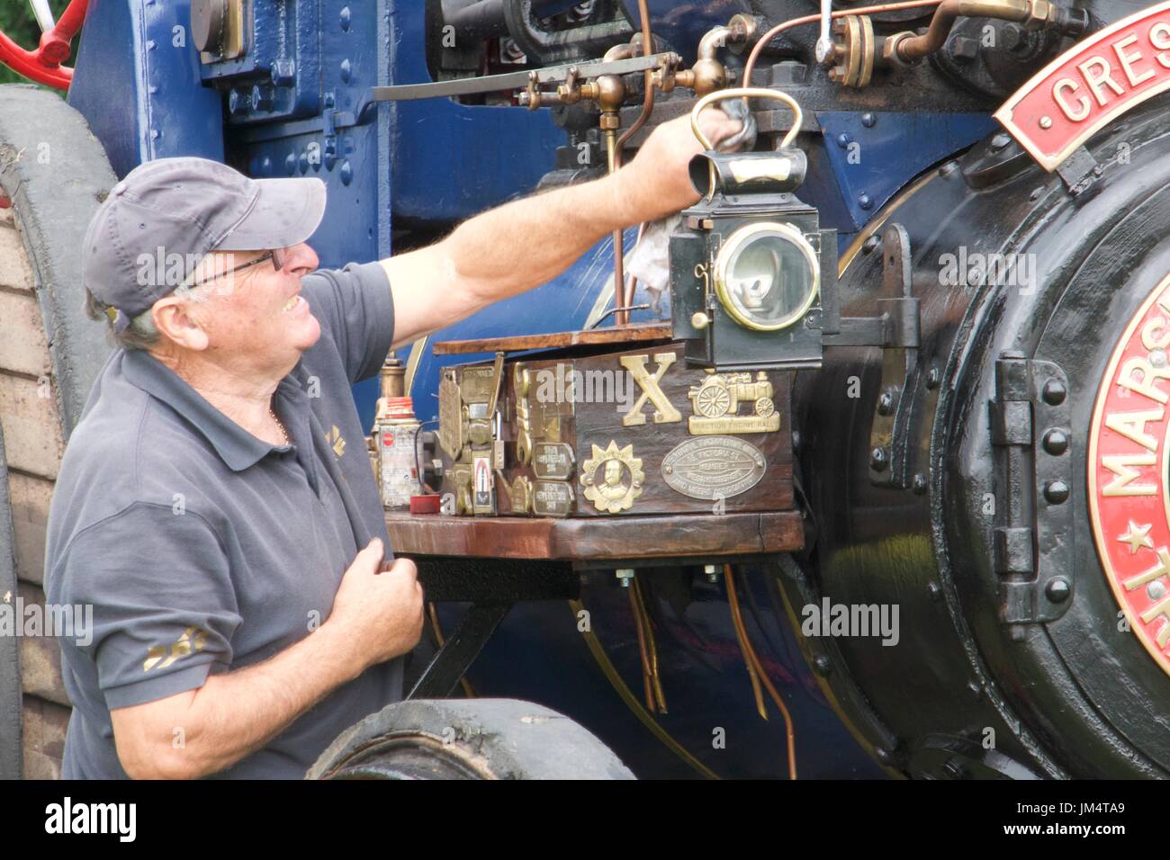 Uomo di effettuare interventi di manutenzione sul motore di trazione a Masham fiera del vapore, Masham, North Yorkshire, Regno Unito Foto Stock