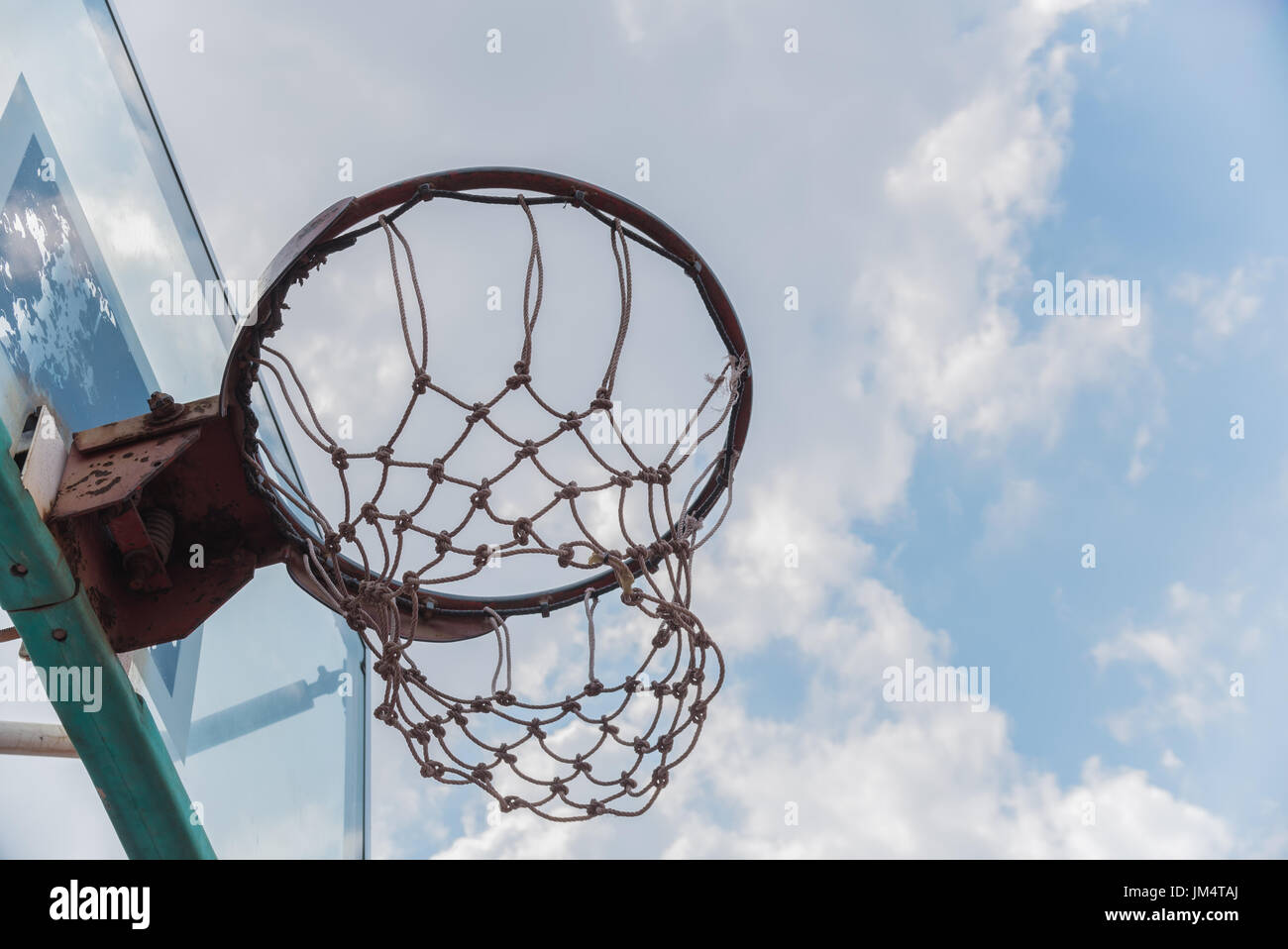 La pallacanestro al netto di un parco Foto Stock
