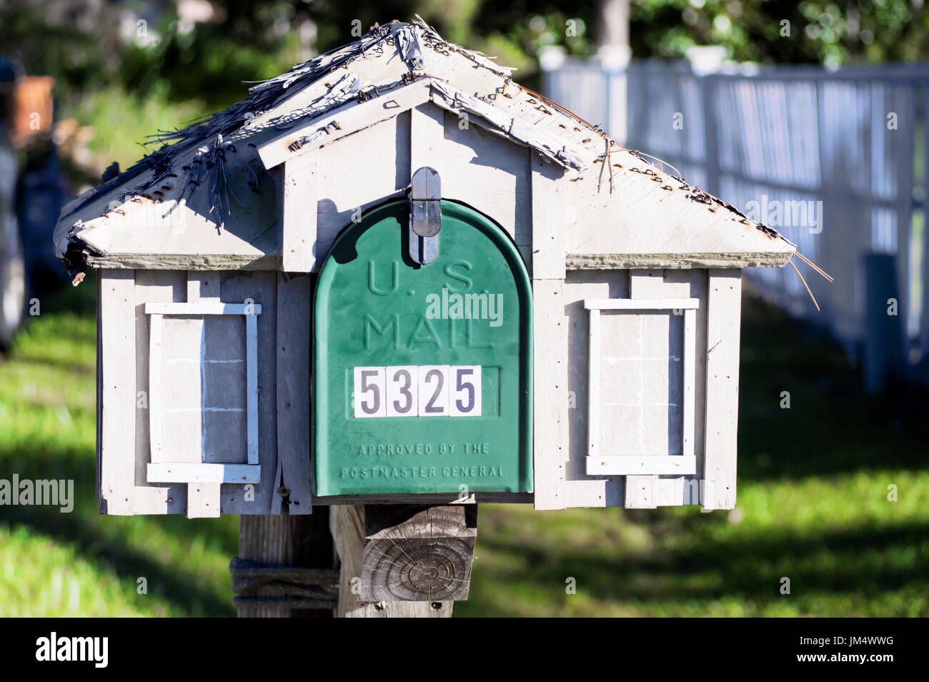 Una casa fatta a mano cassetta postale. Foto Stock