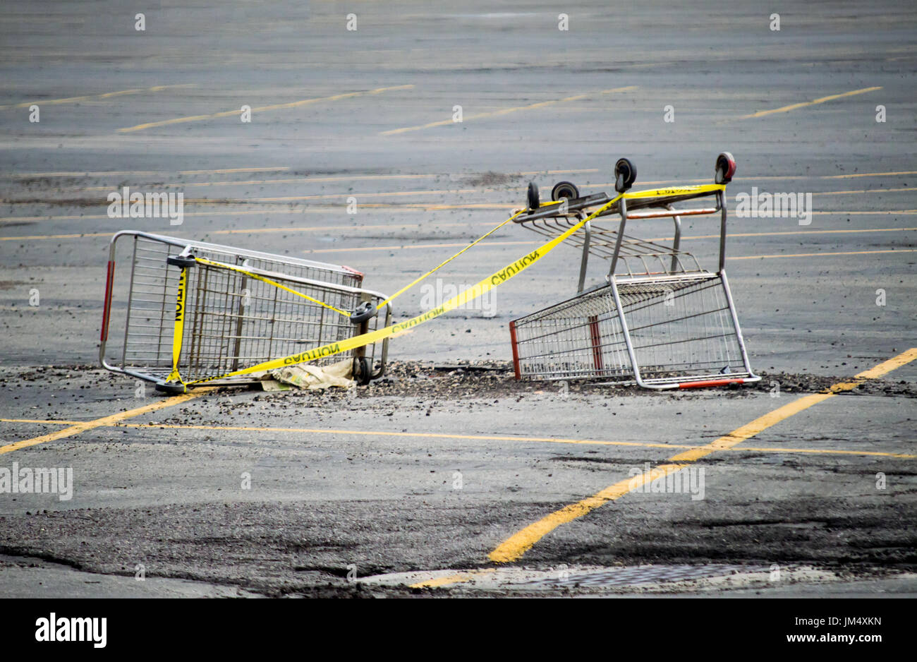 Girato su carri segnando una buca in un parcheggio. Foto Stock