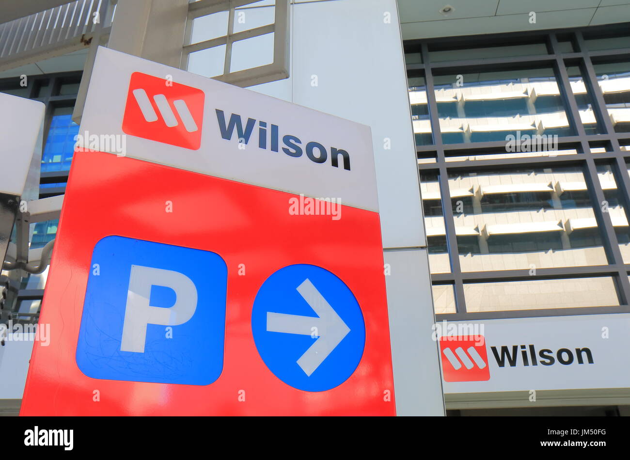 Wilson segno parcheggio in Brisbane Australia. Wilson è un parco auto della società di gestione in primo luogo aperto per affari in Perth operante in tutto il mondo. Foto Stock