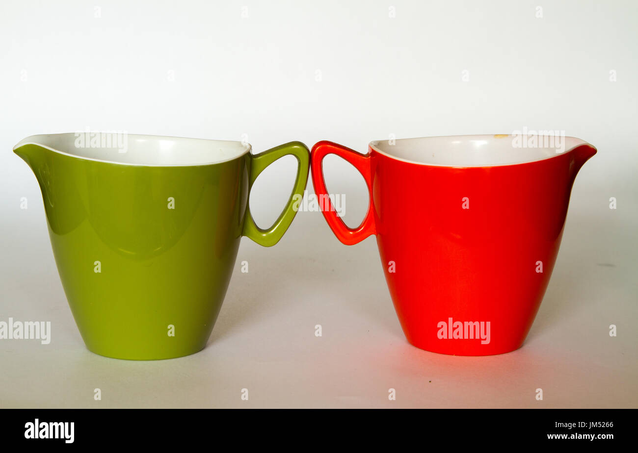 Il verde e il rosso retrò caraffe da cucina Foto Stock