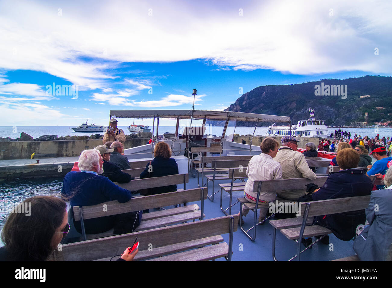 I turisti su una nave passeggeri in Monterosso Cinque Terrre Italia Foto Stock