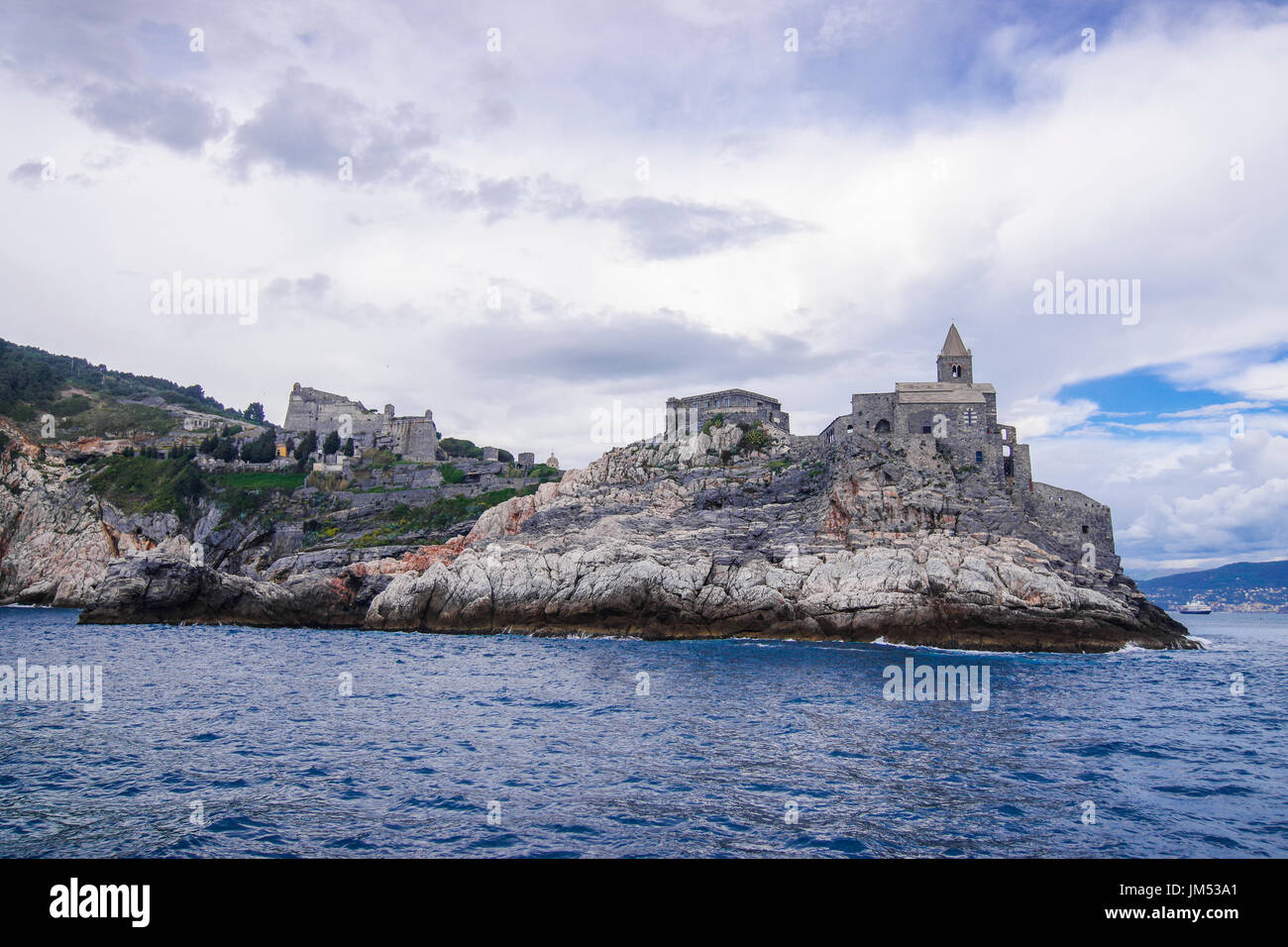 Panorama della chiesa di San Pietro a Porto Venere una variopinta cittadina sulla costa ligure di Italia Foto Stock