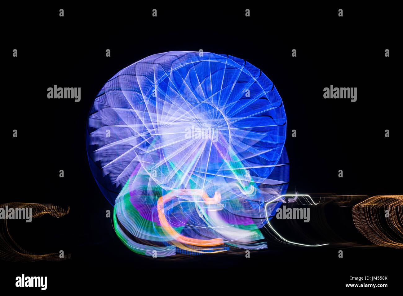 Sfocata ruota gigante, ferris fotografati con una lunga esposizione tecnica di notte. Sfocatura del movimento Foto Stock