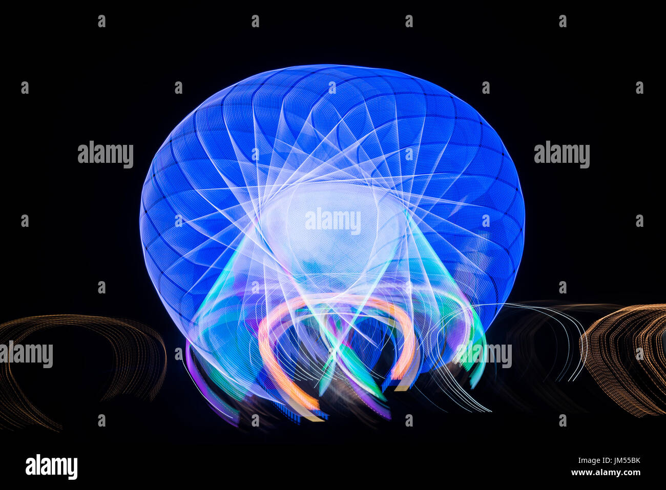 Sfocata ruota gigante, ferris fotografati con una lunga esposizione tecnica di notte. Sfocatura del movimento Foto Stock