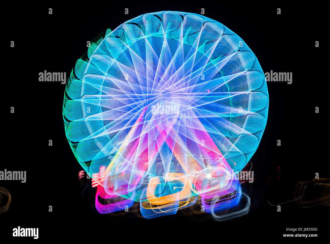 Sfocata ruota gigante, ferris fotografati con una lunga esposizione tecnica di notte. Sfocatura del movimento Foto Stock