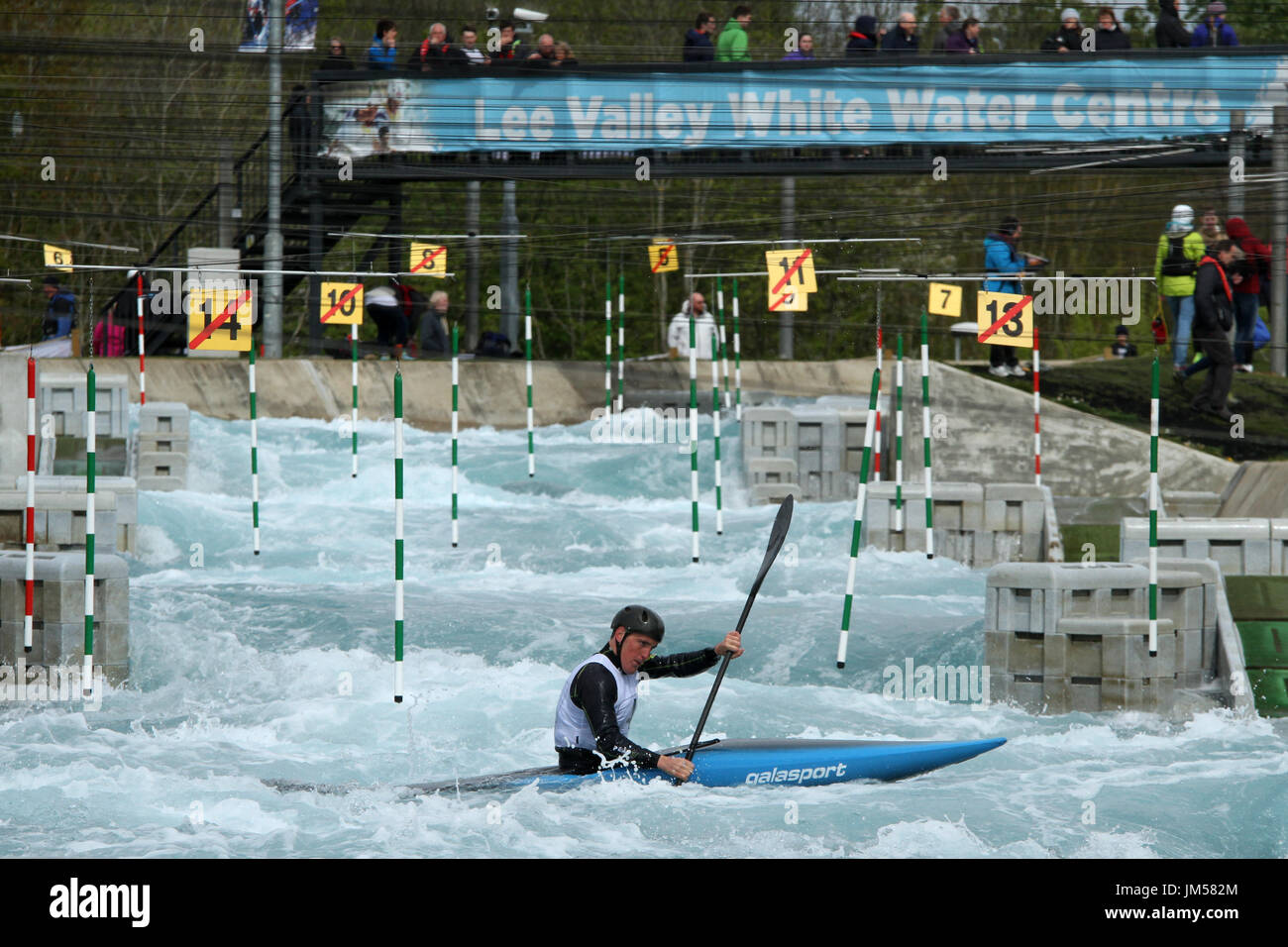 Ciaran Lee Edwards compete a Lee Valley White Water Centre durante la selezione britannica per il team di GB per i campionati europei e mondiali. Foto Stock