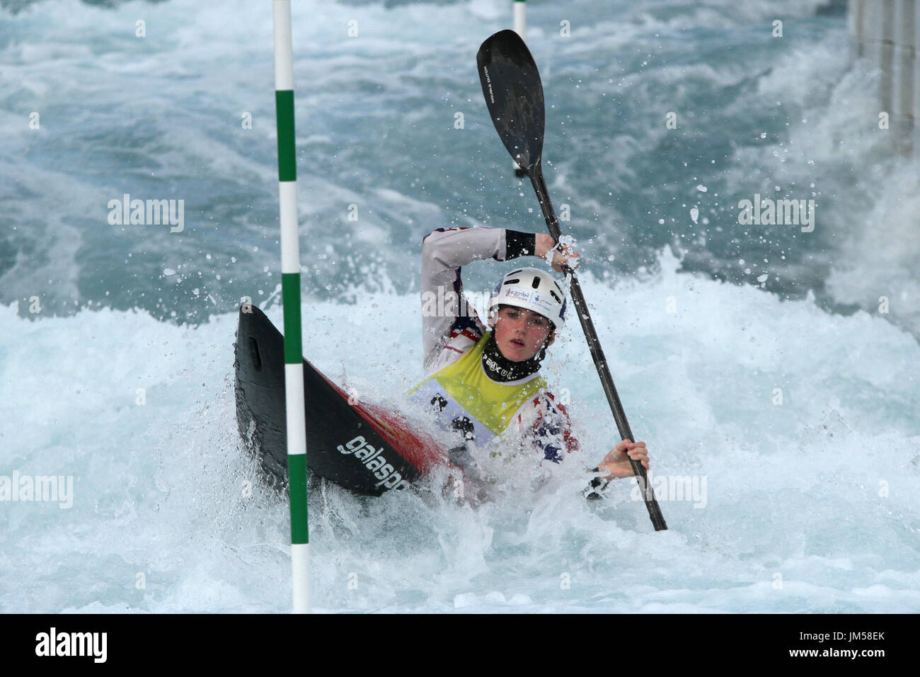 Rebecca Ogilvie compete a Lee Valley White Water Centre durante la selezione britannica per il team di GB per i campionati europei e mondiali. Foto Stock