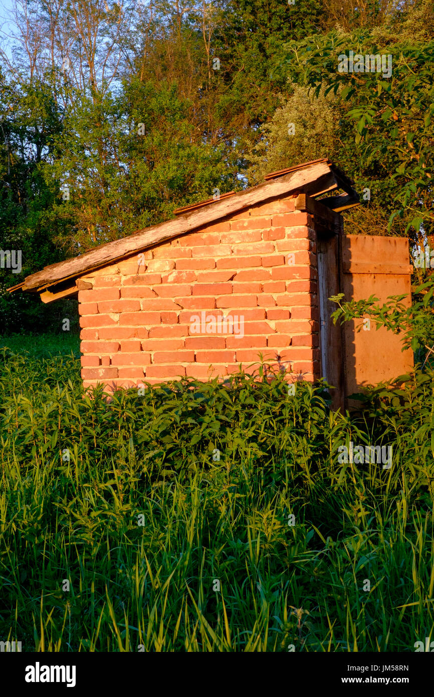 Toilette esterna dependance nel giardino di un tipico villaggio rurale casa in Zala county Ungheria Foto Stock
