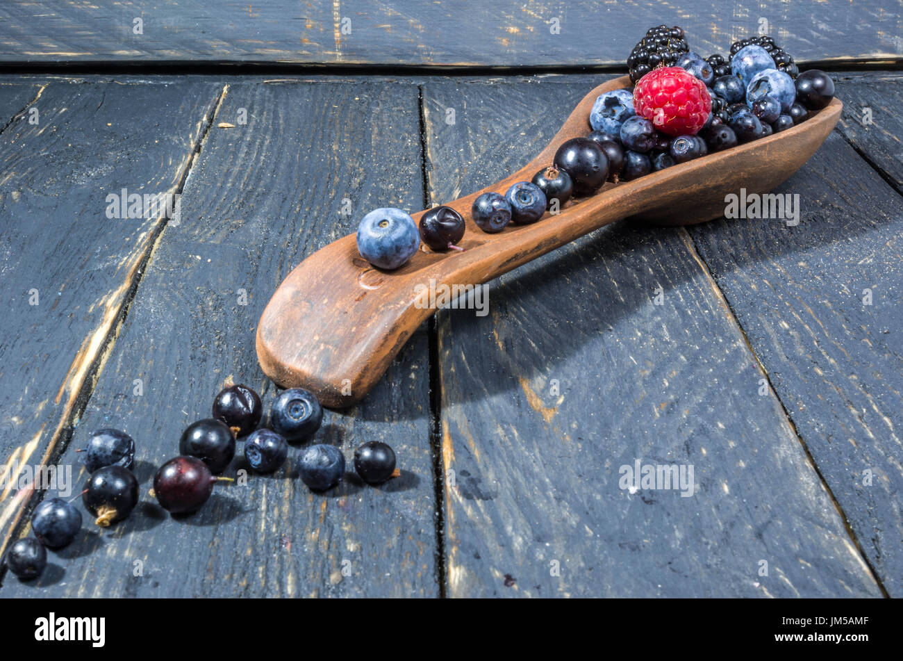 Decorazione di frutti di bosco. Diagonal foto. Prospettiva. La foto scura Foto Stock