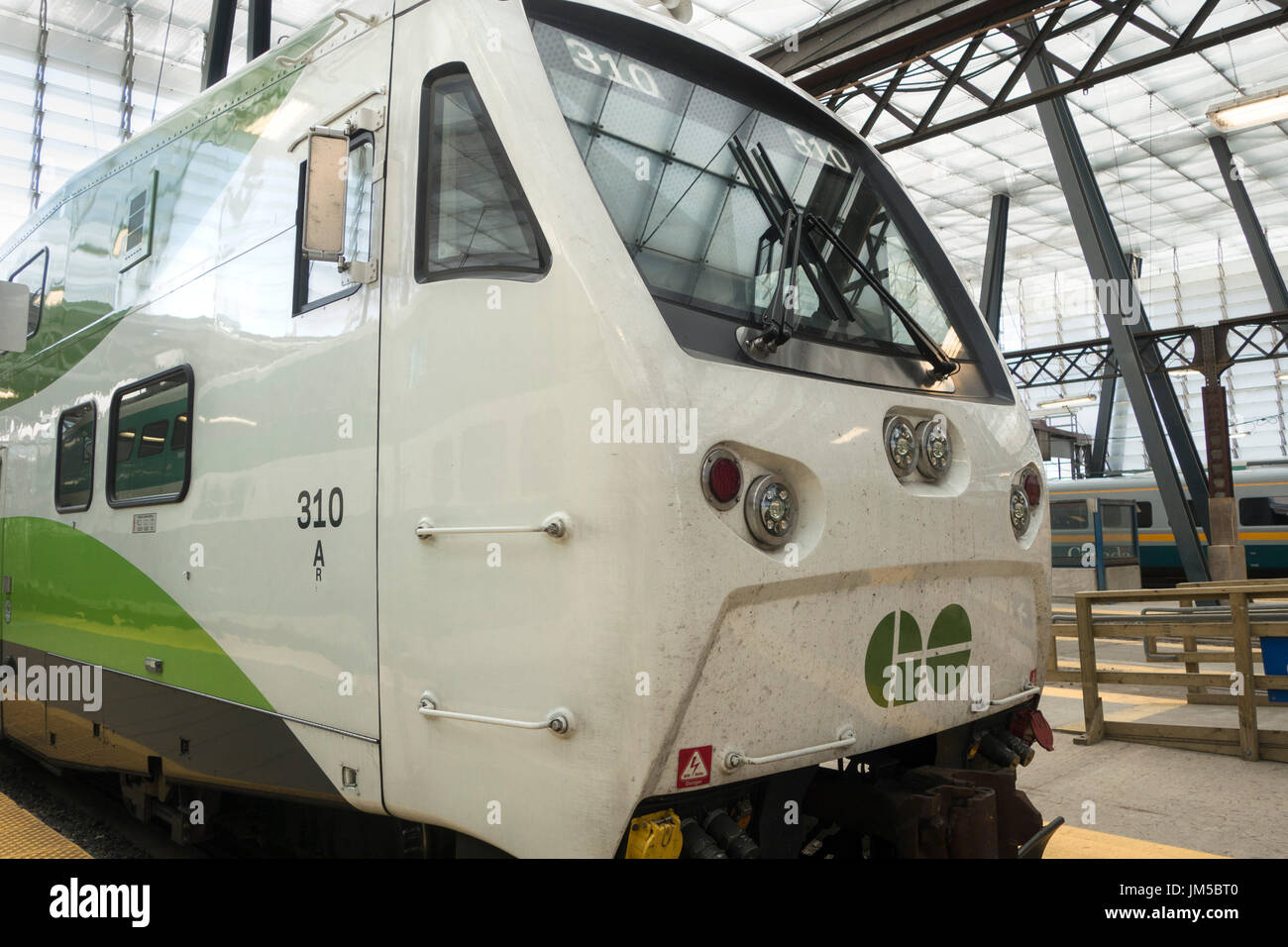 Close up di andare treno motore sulle vie presso la Union Station Toronto Ontario Canada Foto Stock