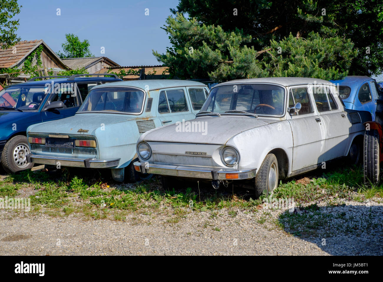 Rottamazione auto Skoda in corrispondenza del bordo di un garage e il piazzale antistante Zala county Ungheria Foto Stock