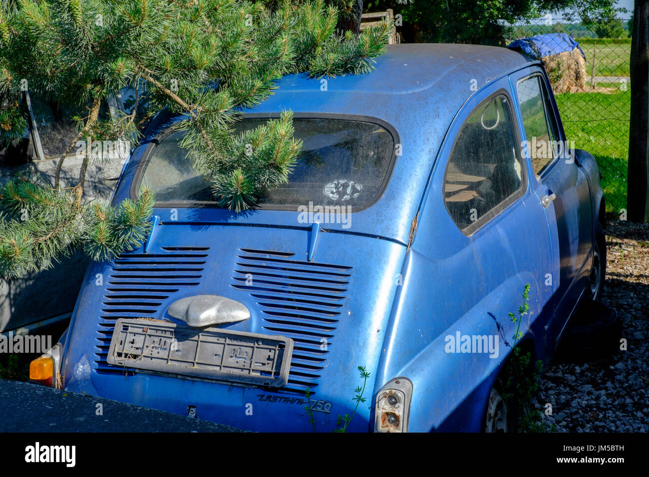 Demolito zastava auto 750 in corrispondenza del bordo di un garage e il piazzale antistante Zala county Ungheria Foto Stock