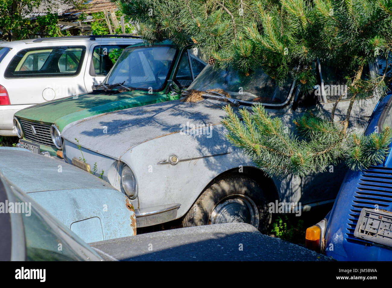 Rottamazione auto Skoda in corrispondenza del bordo di un garage e il piazzale antistante Zala county Ungheria Foto Stock