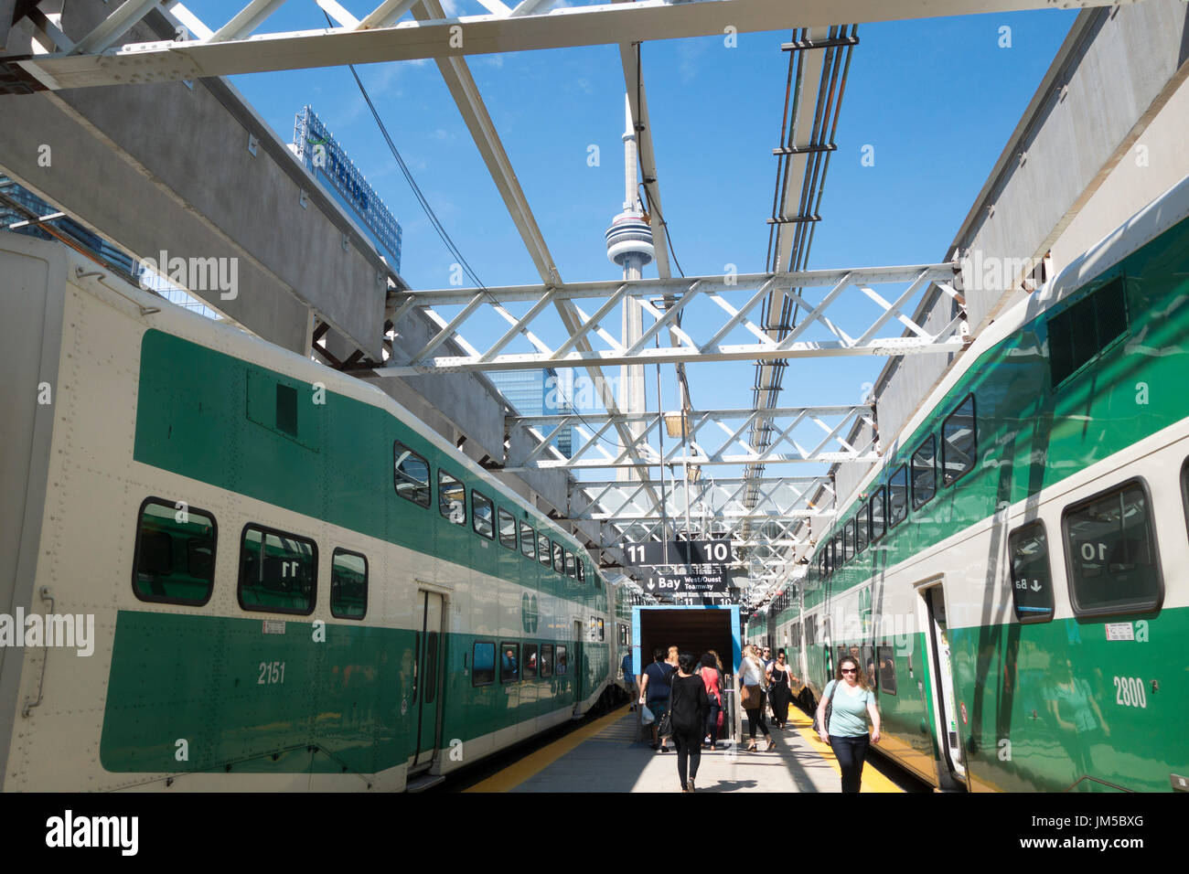 CN Tower vista fro stazione di unione tra due andare i treni pendolari a Toronto, Ontario, Canada Foto Stock