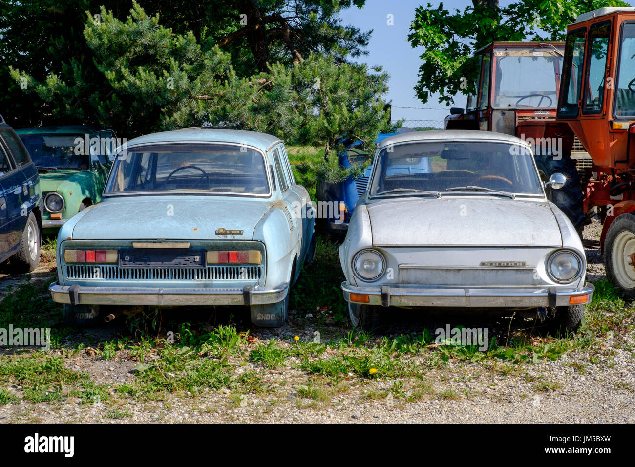 Rottamazione auto Skoda in corrispondenza del bordo di un garage e il piazzale antistante Zala county Ungheria Foto Stock