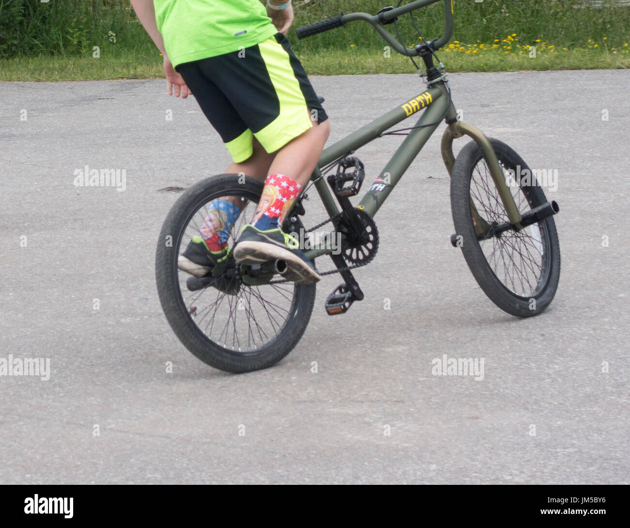 Ragazzo adolescente facendo trucchi sulla bicicletta durante la BMX concorrenza a Omemee giorni Foto Stock