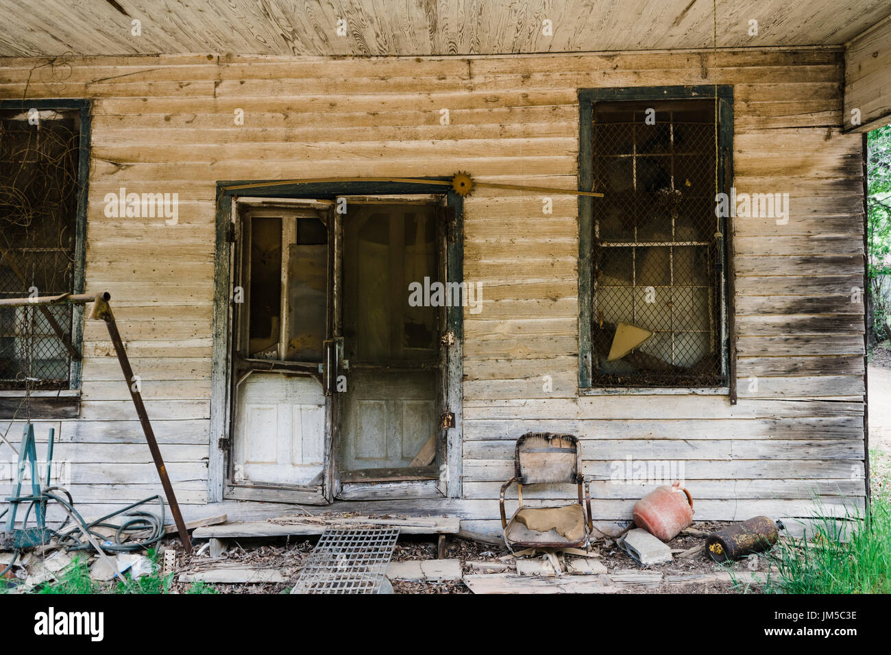 Ingresso anteriore alla vecchia casa abbandonata nelle zone rurali di  Alabama, che mostra il livello di povertà di parti del sud degli Stati  Uniti Foto stock - Alamy