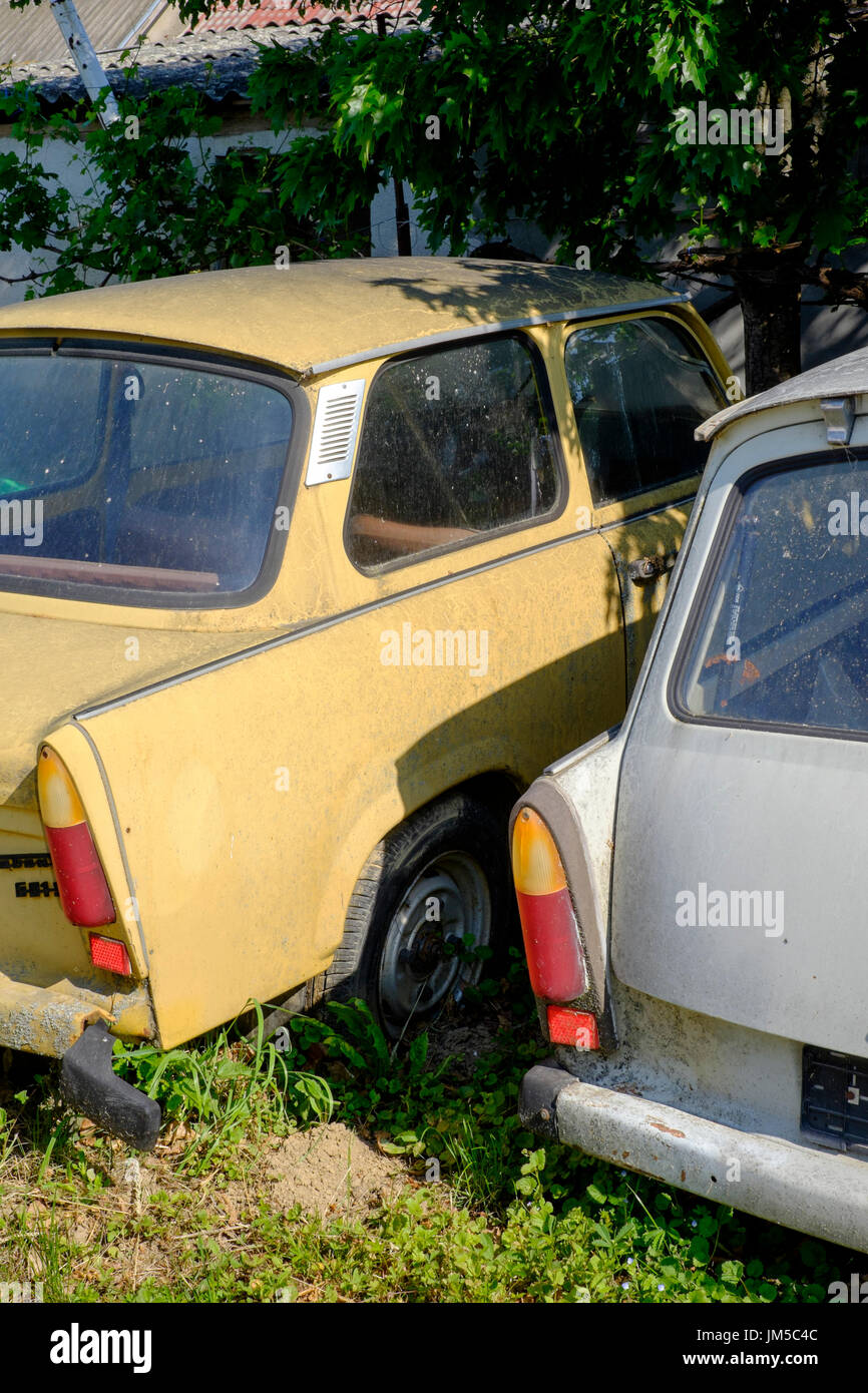 Demolito trabant 601s auto a bordo di un garage e il piazzale antistante Zala county Ungheria Foto Stock