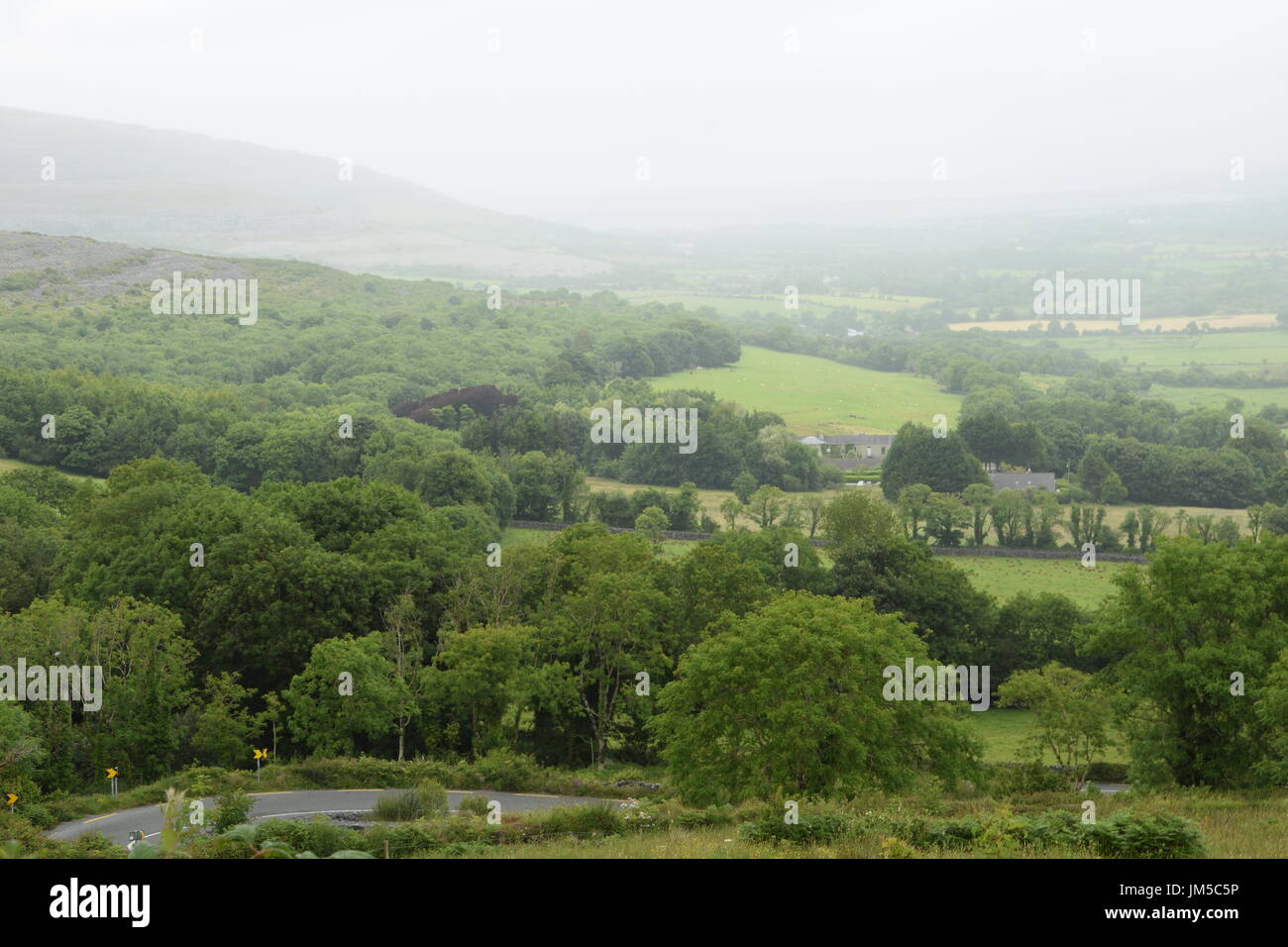 Vista della zona da cavatappi Hill nella contea di Clare, Irlanda occidentale Foto Stock