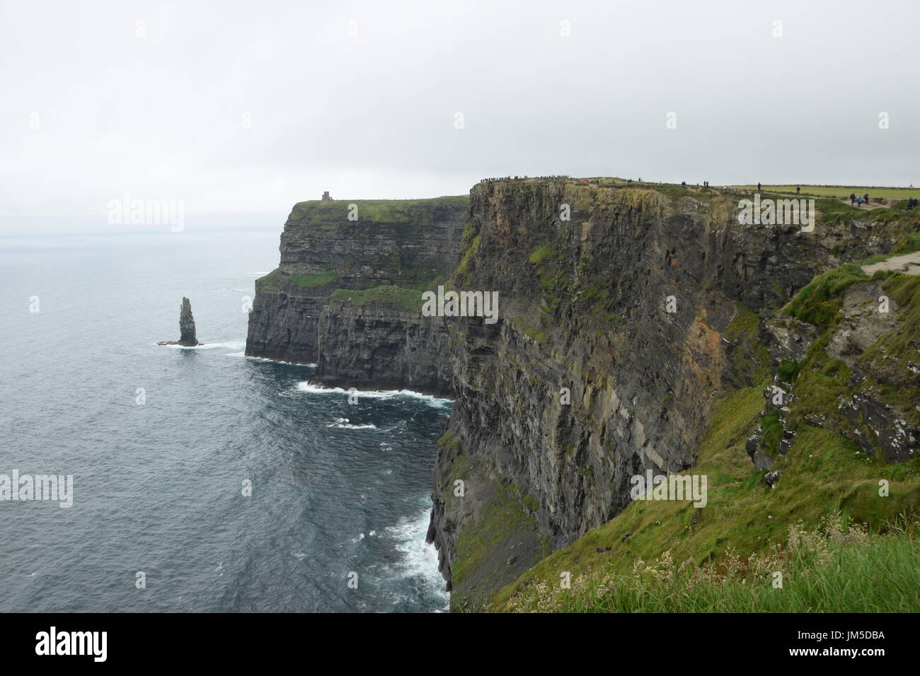 Vista delle scogliere di Moher con O'Brien dalla torre e mare Branaunmore stack nella contea di Clare, Irlanda occidentale Foto Stock