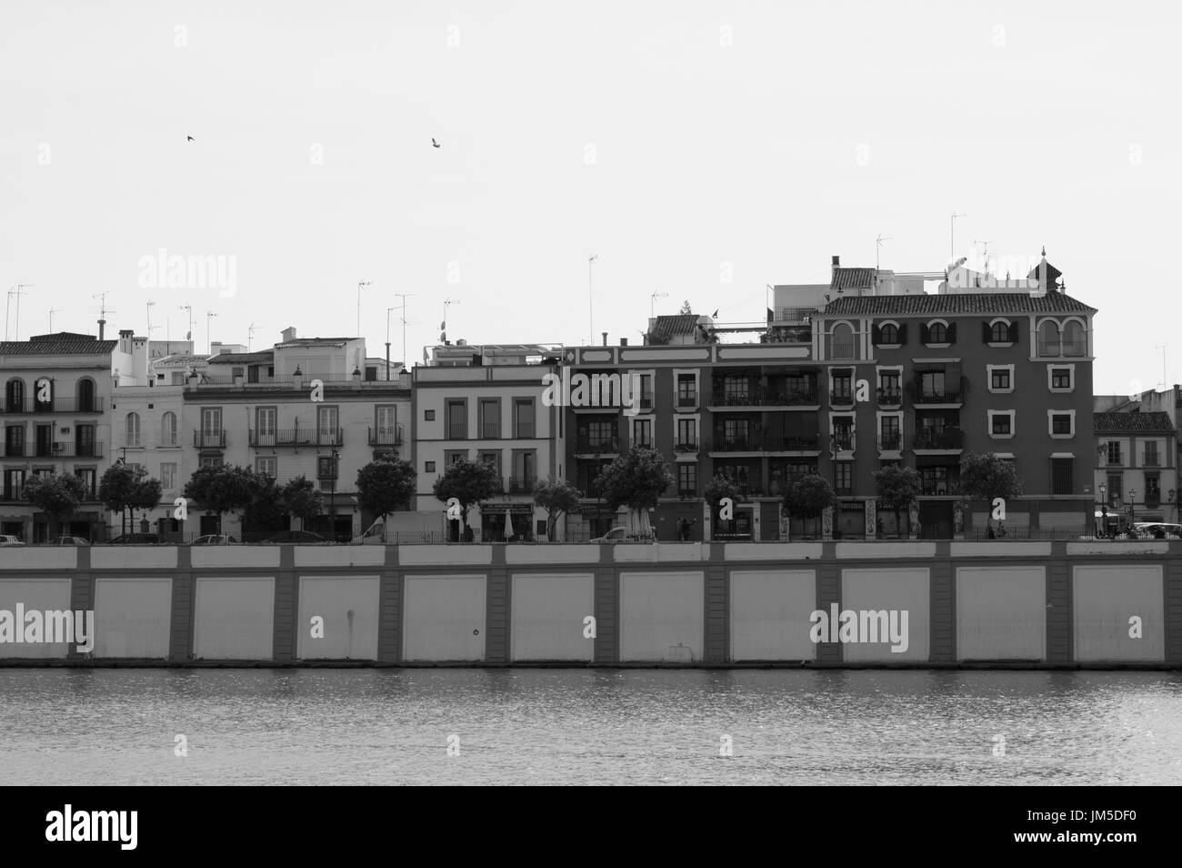 Lungo il fiume Guadalquivir in Sevilla Foto Stock