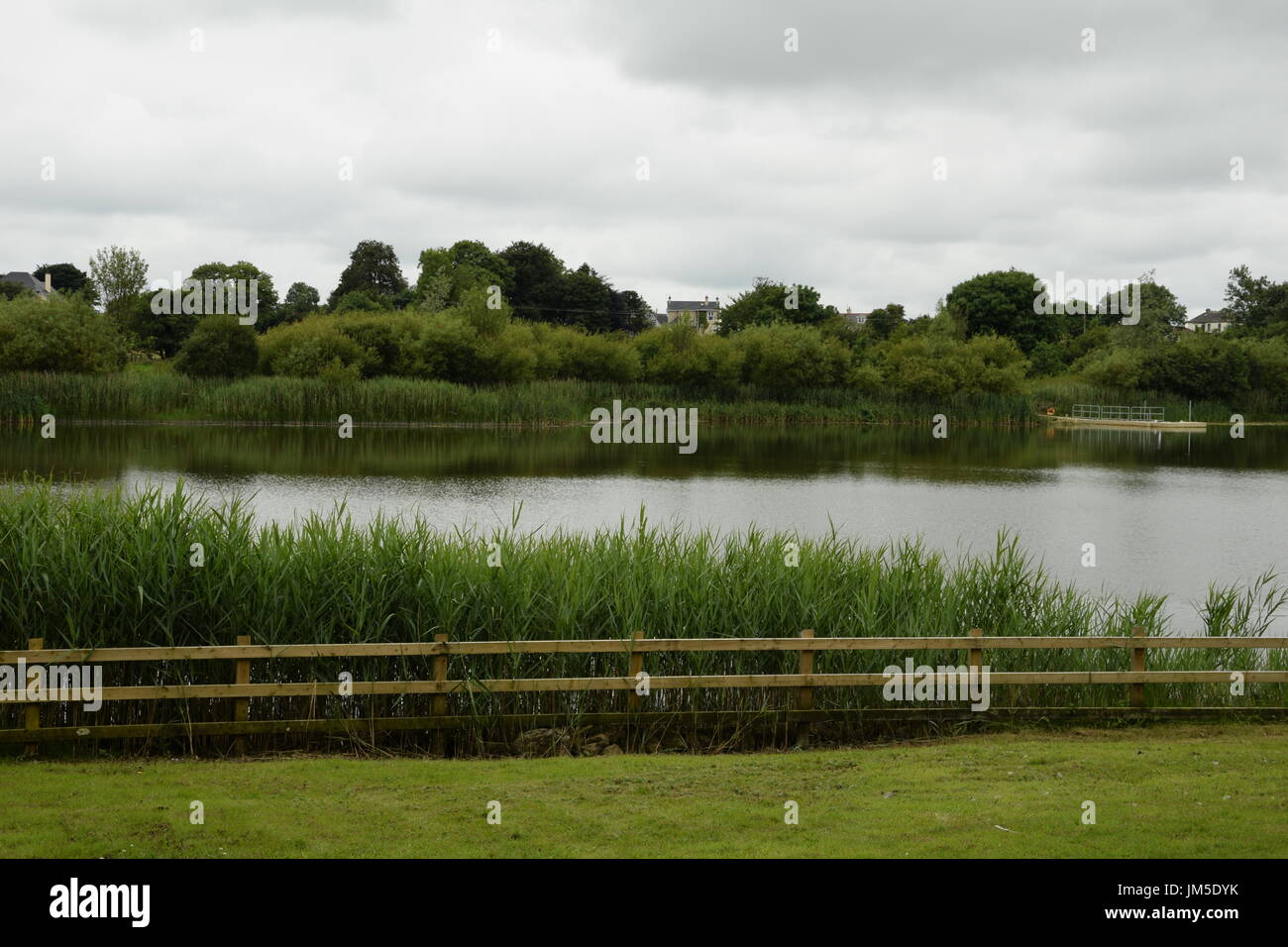 Vista sul lago di Chiara nel Parco McMahon nel Claremorris, County Mayo, Irlanda Foto Stock