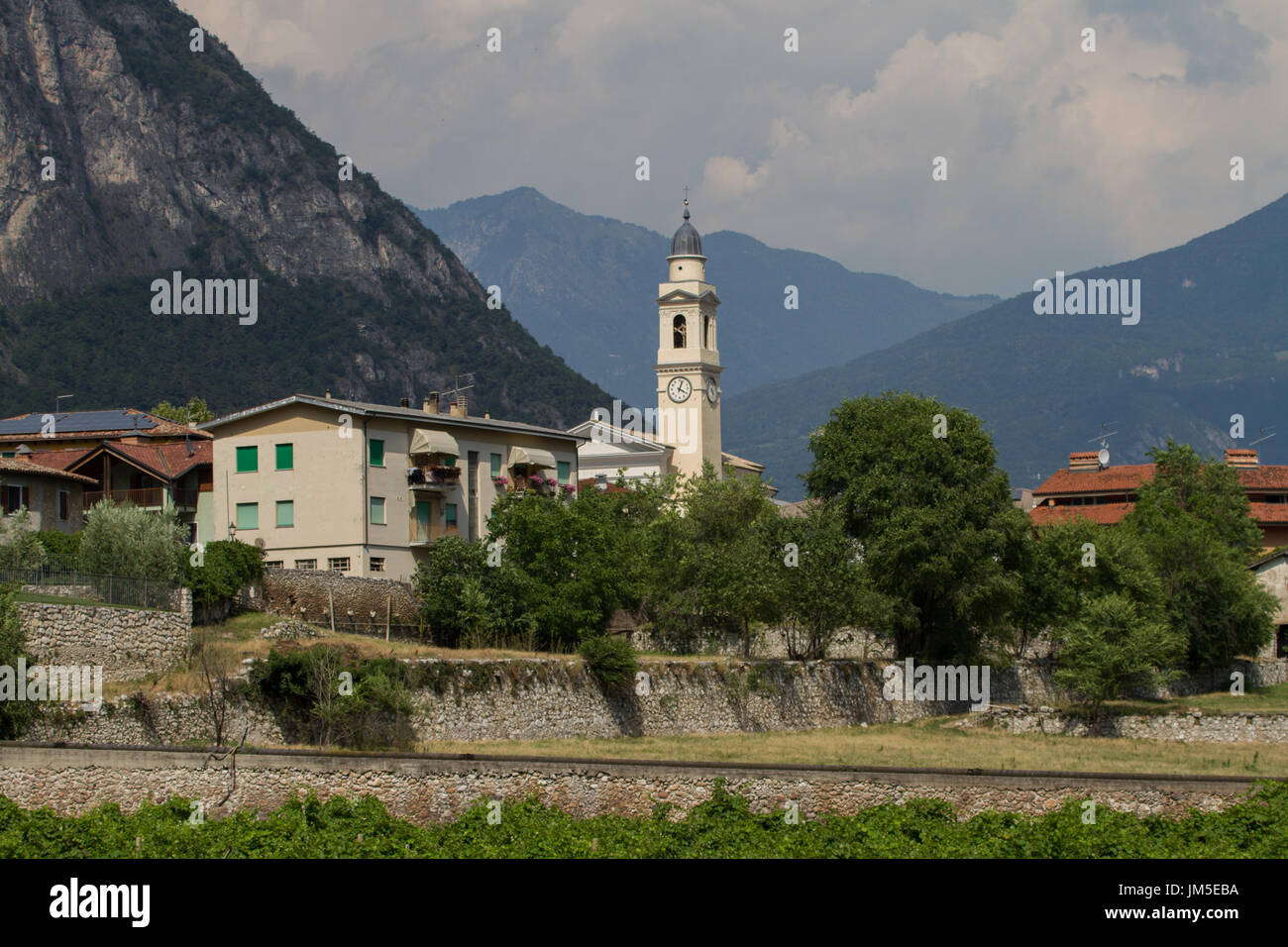 La chiesa e il campanile a torre. Italia settentrionale Foto Stock