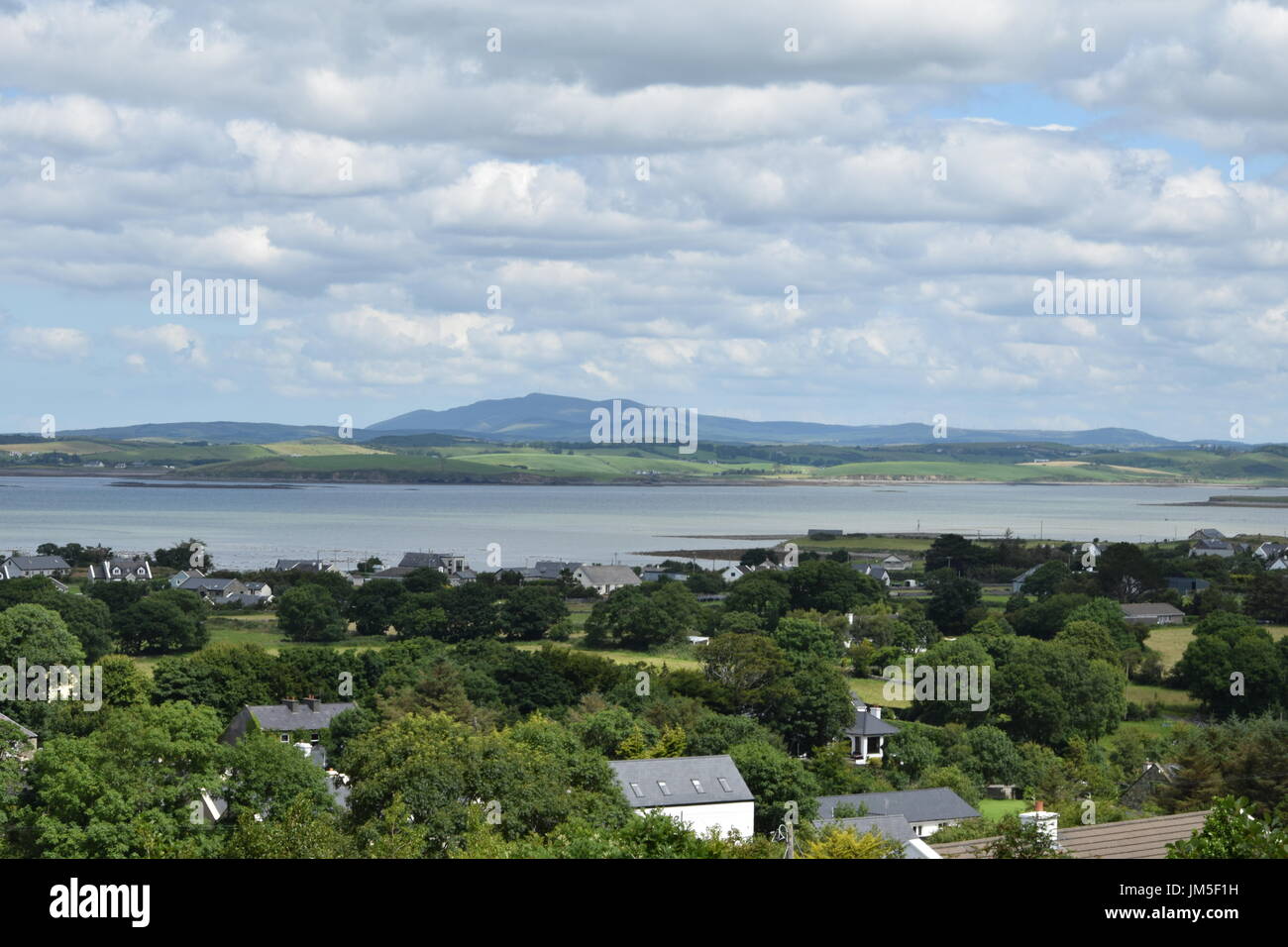Vista della Baia di Clew dalla sommità del Croagh Patrick nella contea di Mayo, Irlanda Foto Stock