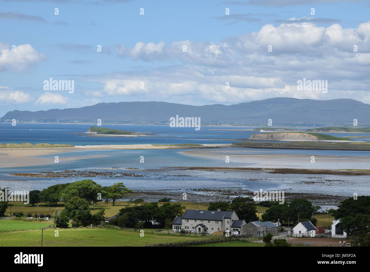 Vista della Baia di Clew dalla sommità del Croagh Patrick nella contea di Mayo, Irlanda Foto Stock