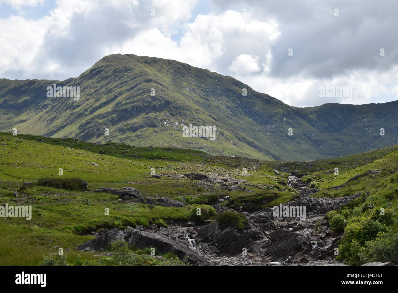 Ruscello di montagna sullo sfondo delle montagne vicino a Ponte Glennacally nella valle Erriff, County Mayo, Irlanda Foto Stock