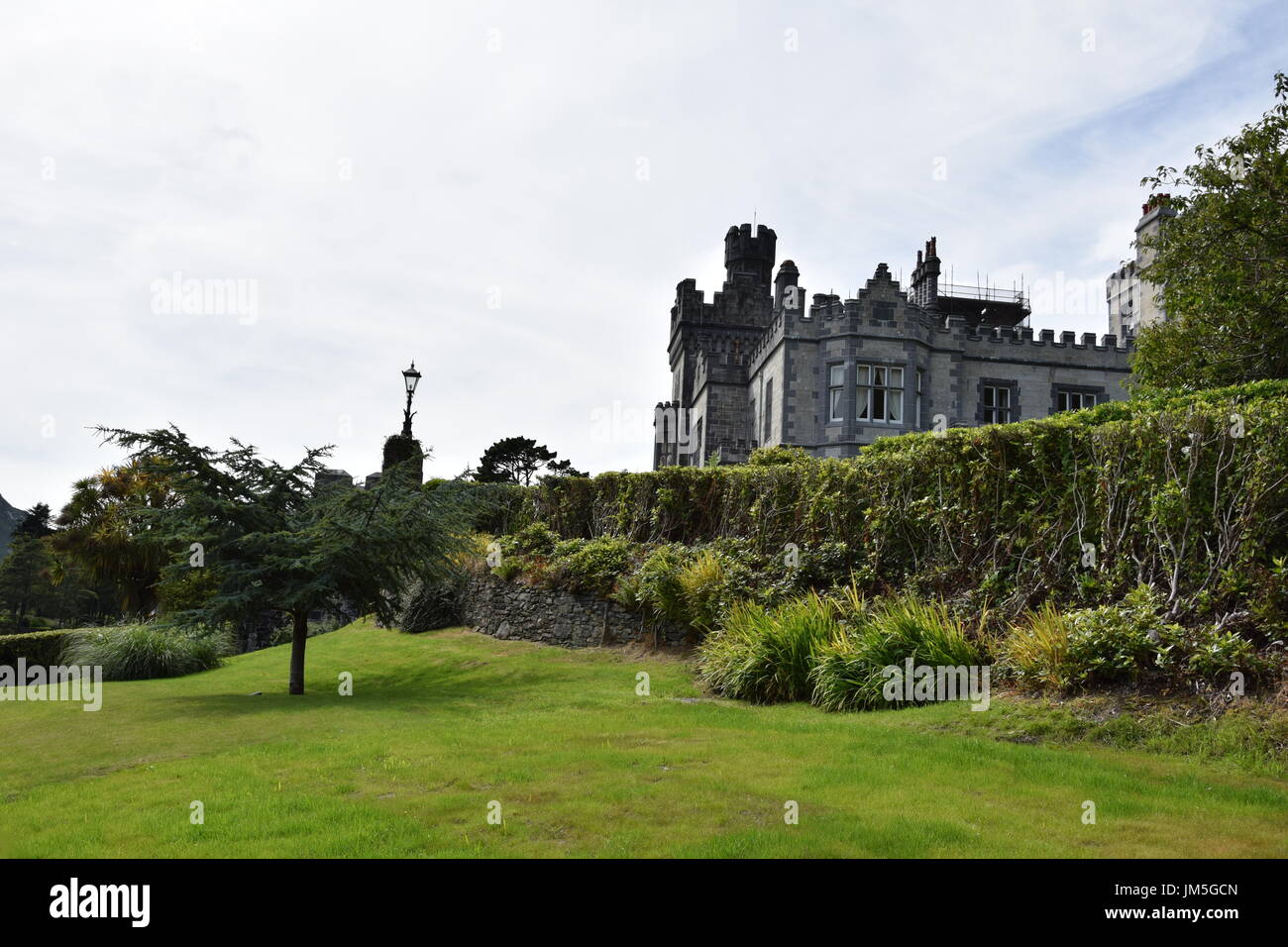 Vista dal giardino di Kylemore Abbey in Connemara, nella contea di Galway, Irlanda Foto Stock