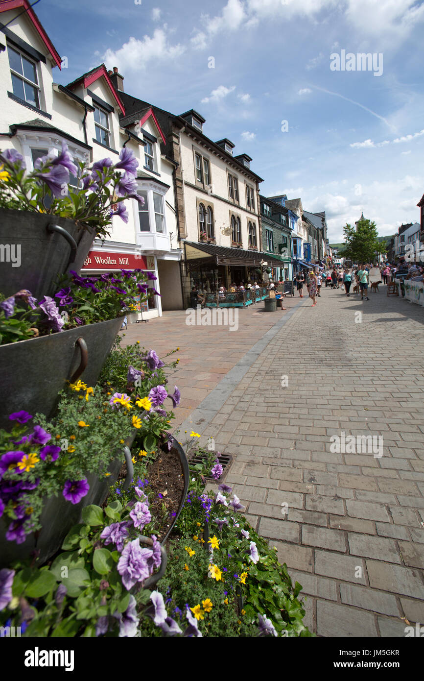 Città di Keswick, Inghilterra. Pittoresca vista estiva di Keswick Main Street. Foto Stock