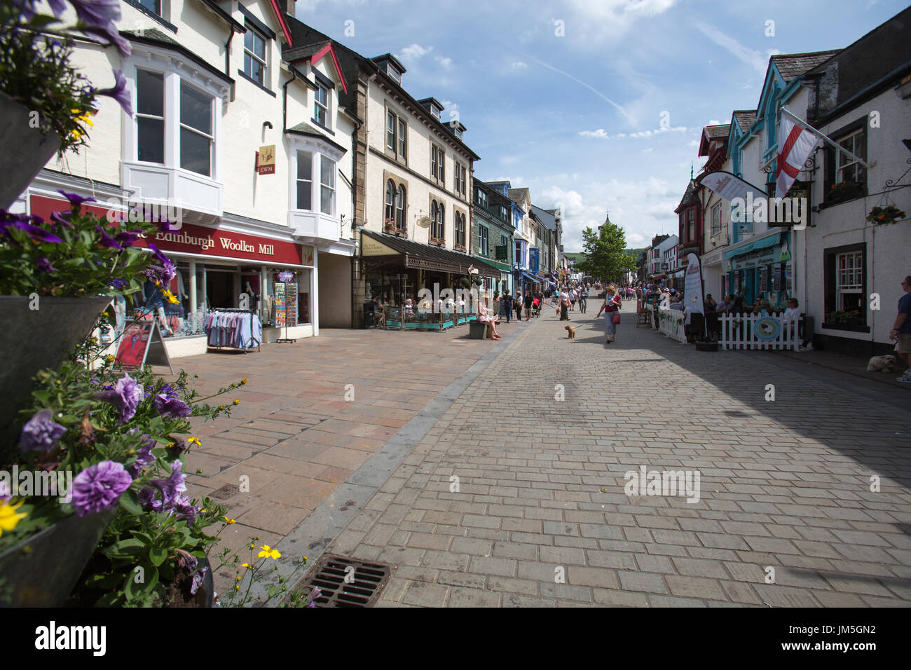 Città di Keswick, Inghilterra. Pittoresca vista estiva di Keswick Main Street. Foto Stock