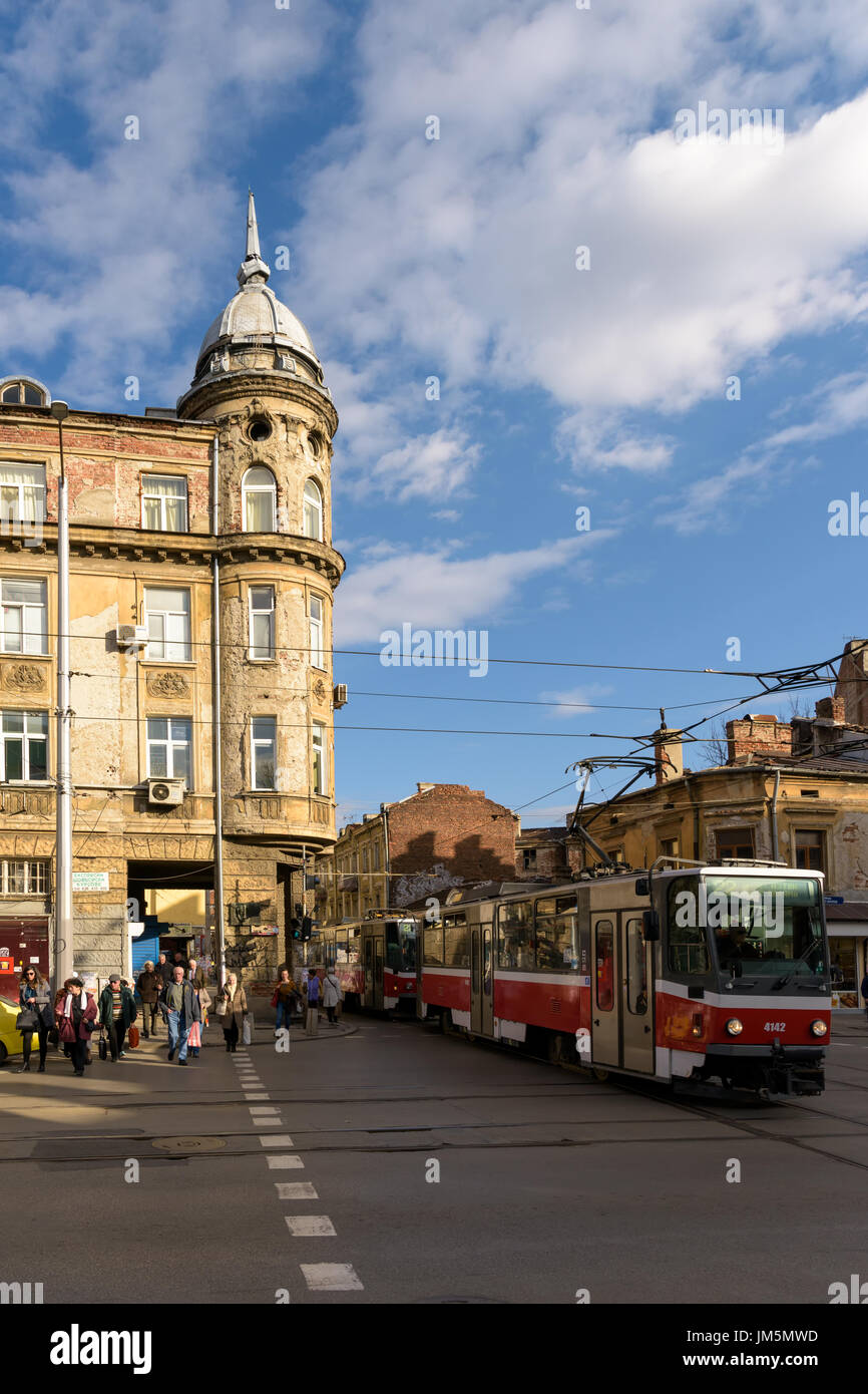 Vecchio edificio tradizionale e tram rosso per le strade di Sofia, Bulgaria Foto Stock