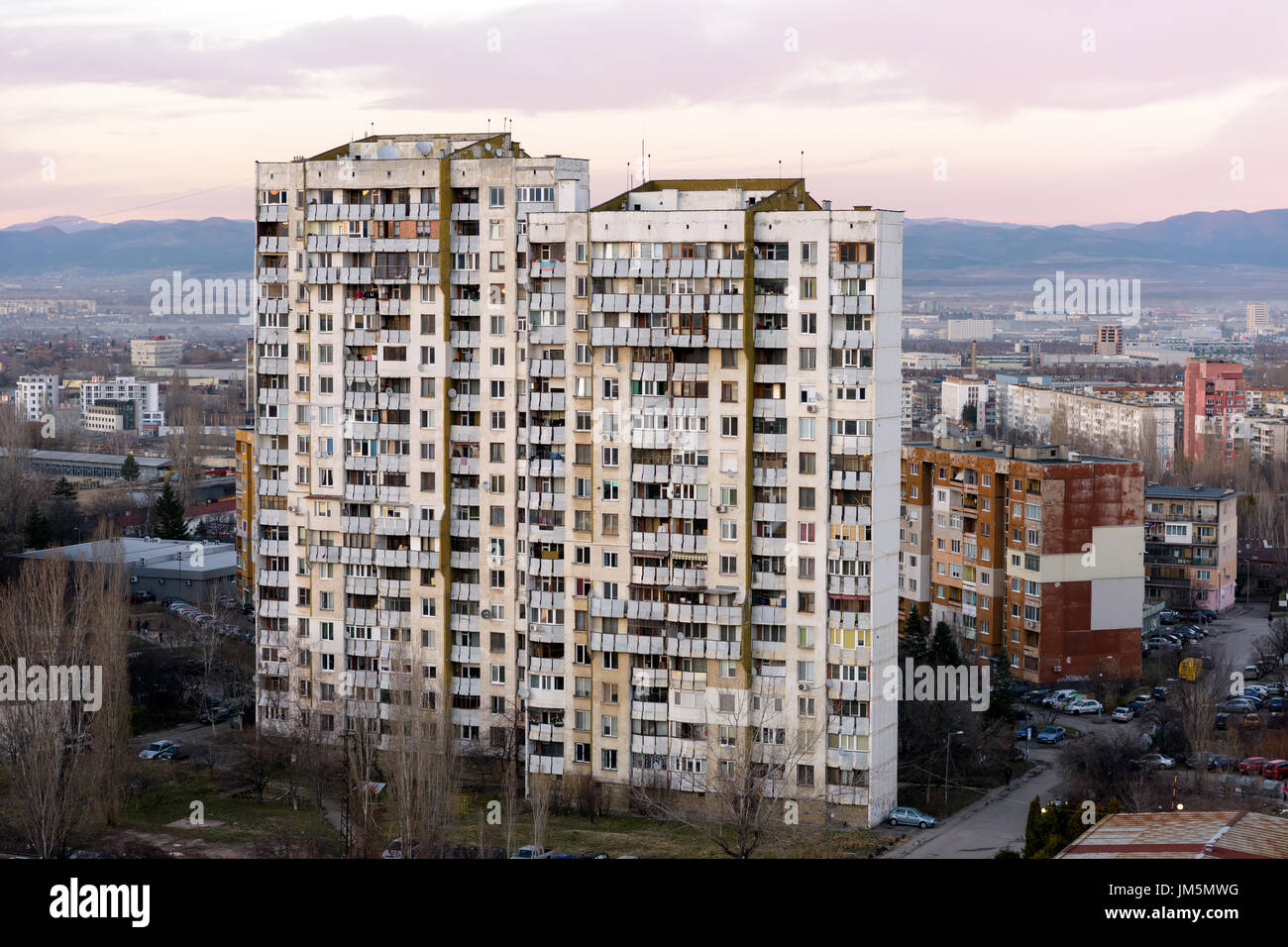 Alto tipico era comunista blocco di appartamenti nel quartiere residenziale, Sofia, Bulgaria Foto Stock