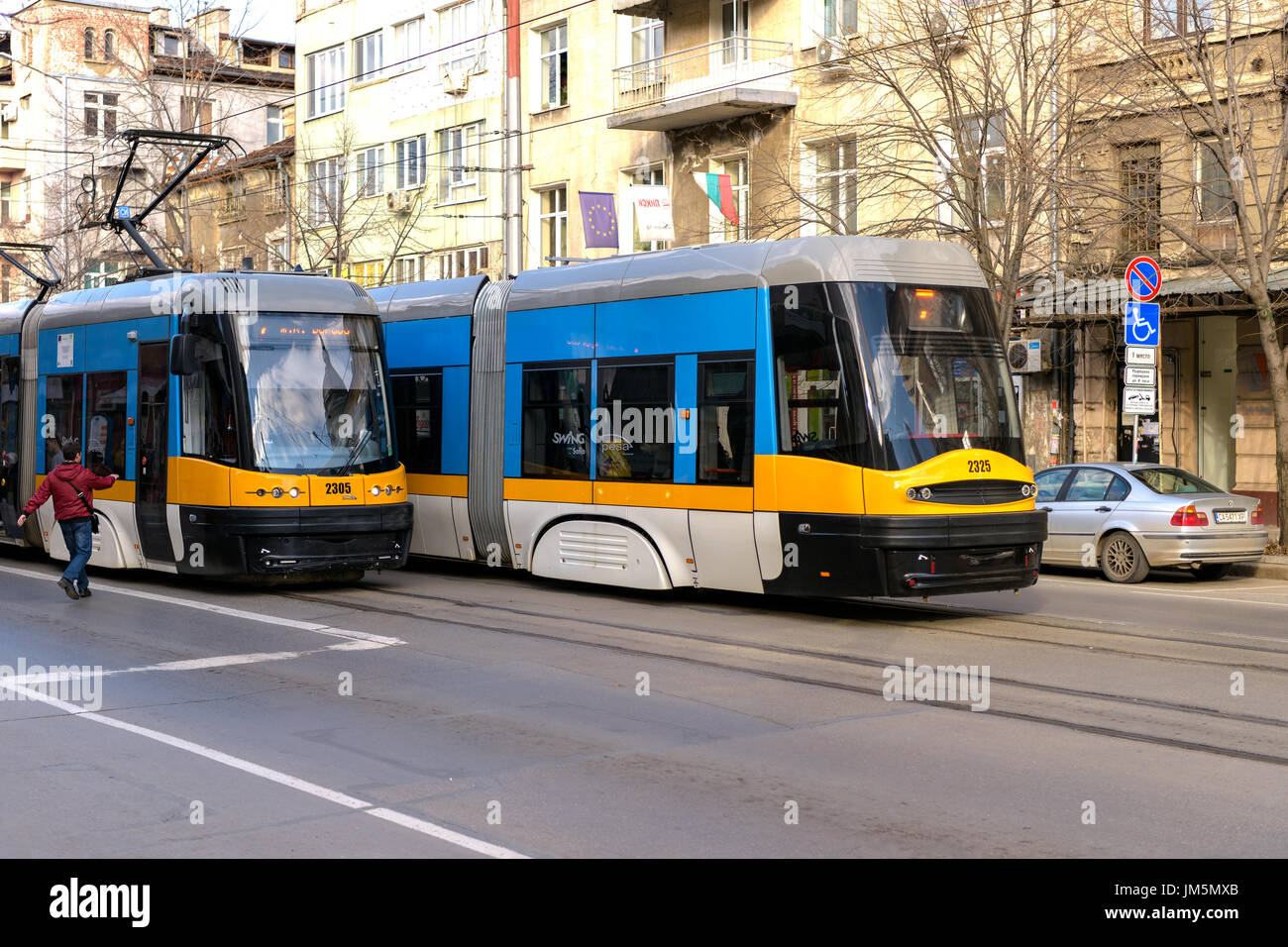 Moderno tram blu per le strade di Sofia, Bulgaria, Europa orientale Foto Stock