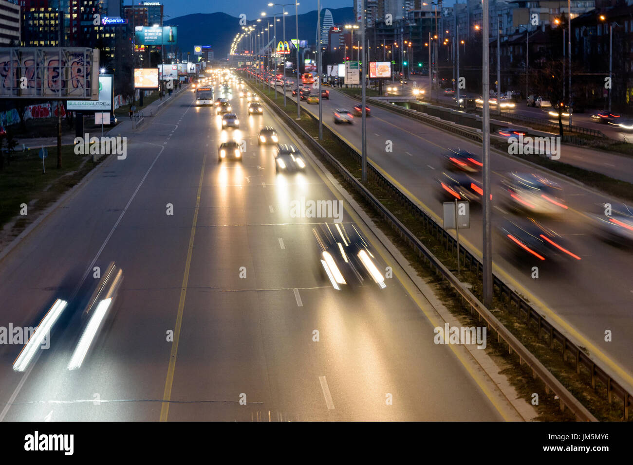 Il traffico e i percorsi della luce a Tsarigradsko Shose Boulevard, Sofia, Bulgaria Foto Stock