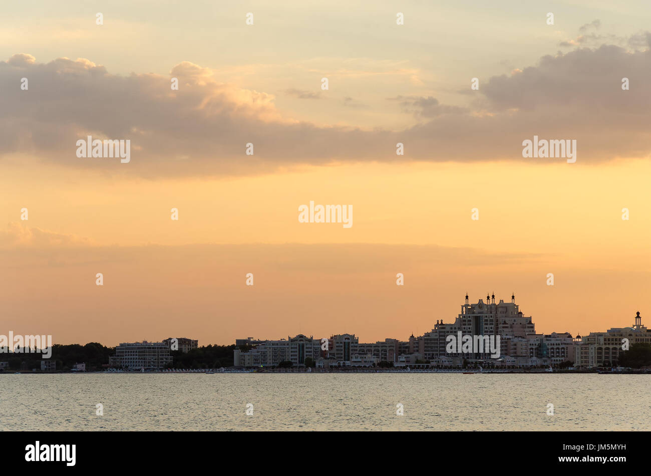 Baia di Burgas al tramonto, il litorale del Mar Nero in estate, Pomorie, Bulgaria Foto Stock