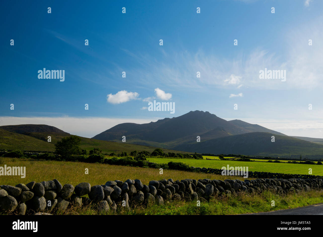 La Contea di Down campagna come si vede dall'alto nella Mourne Mountains vicino a Newcastle nel luglio 2017. Foto Stock